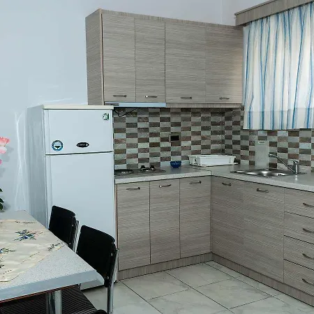 Tom & John Center מלון דירות 3*