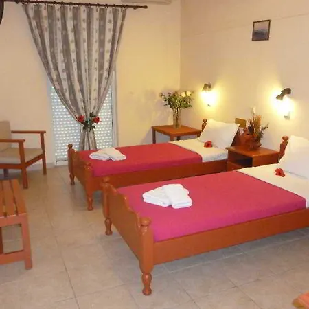 Tom & John Center מלון דירות 3*