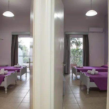 מלון דירות Tom & John Center 3*