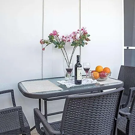 Tom & John Center Aparthotel 3*
