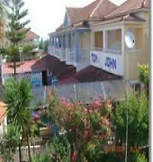 Tom & John Center Aparthotel 3*