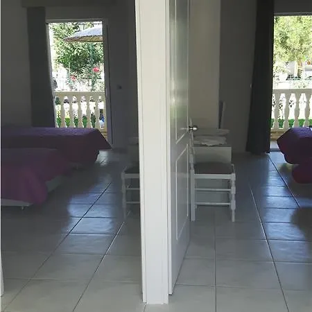 Tom & John Center מלון דירות