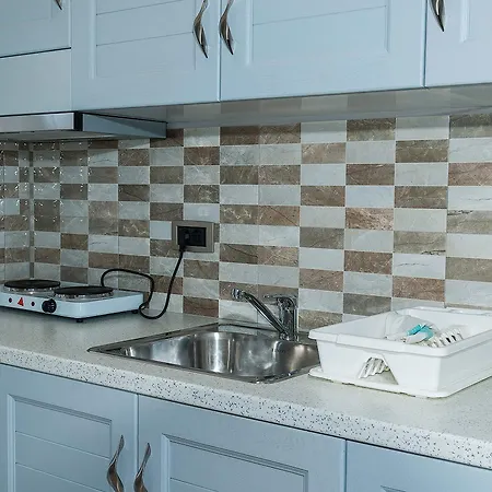 Tom & John Center מלון דירות טסיליבי