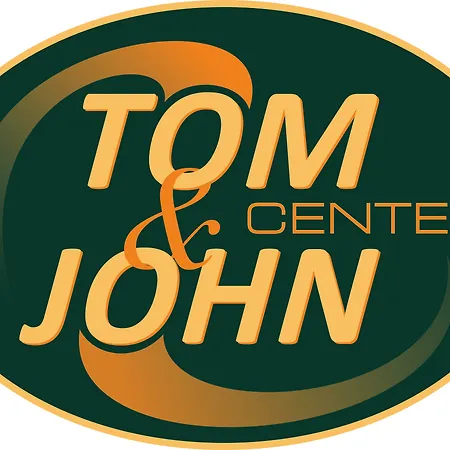 Tom & John Center מלון דירות 3*