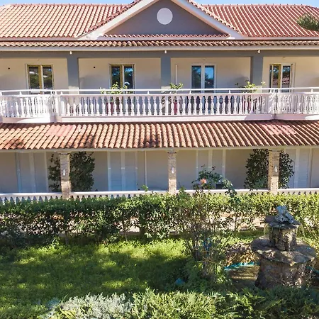 Tom & John Center 3* טסיליבי